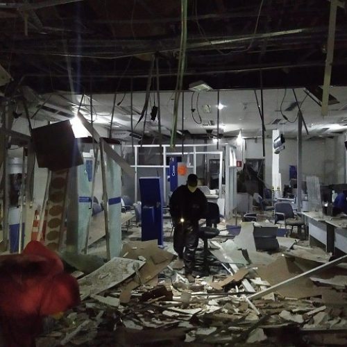 Grupo fortemente armado explode agência da Caixa em São Gonçalo dos Campos