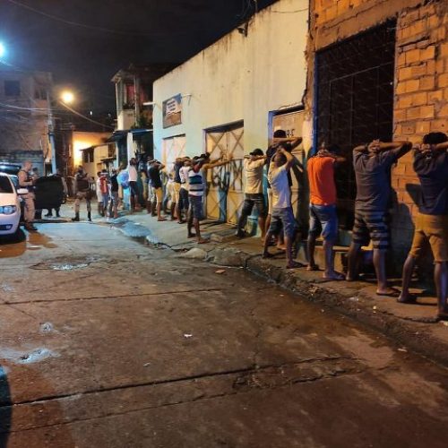 Festa com 2 mil pessoas é encerrada em Salvador; fiscalização foi recebida com tiros