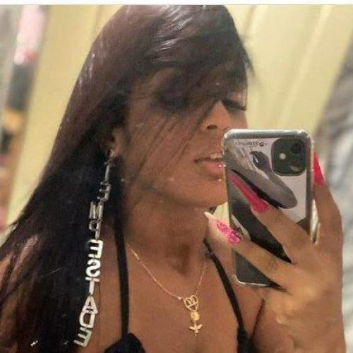 Jovem de 24 anos é assassinada a tiros em frente à casa onde morava