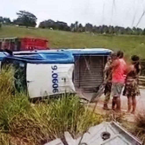 Esplanada: acusados de roubo morrem após viatura da PM capotar na BR-101