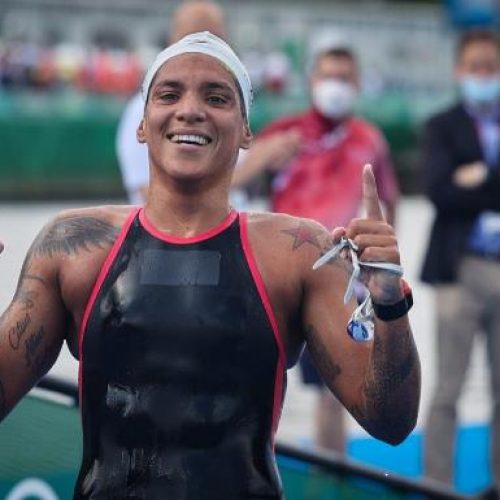 Baiana Ana Marcela Cunha é ouro na maratona aquática