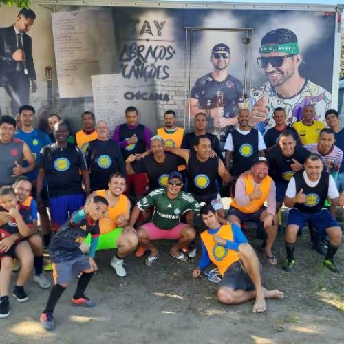 Amigos homenageiam Tay, da banda Chicana, um ano após a morte do cantor