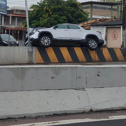 Carro sobe em mureta de trincheira da Avenida João Durval