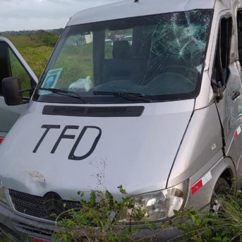 Acidente entre van de Secretaria de Saúde e caminhão deixa mortos e feridos na BR-116