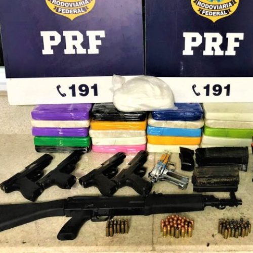 Mulher de 18 anos é presa com fuzil, pistolas e drogas em ônibus na BR-116