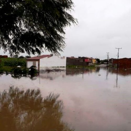 Duas rachaduras na Barragem do Quati, no curso do Rio do Peixe, no povoado de Pedro Alexandre, na divisa da Bahia com Sergipe, estão causando inundações de áreas e bairros do município de Coronel João Sá, a 30 km da barragem.