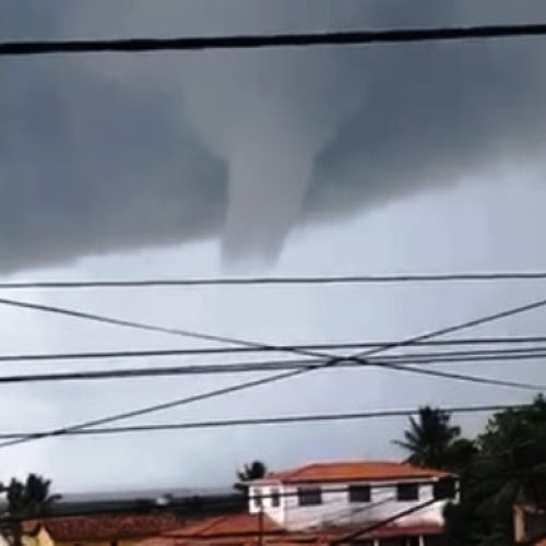 Tromba d’água se forma em praia de Saubara e ventos fortes destelham casas