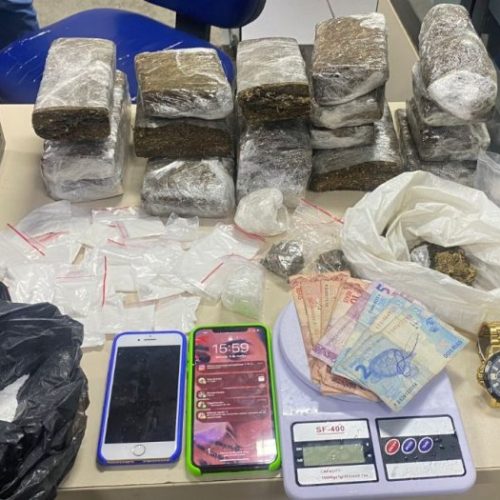 Casal de traficantes escondia drogas debaixo do colchão no bairro Tomba