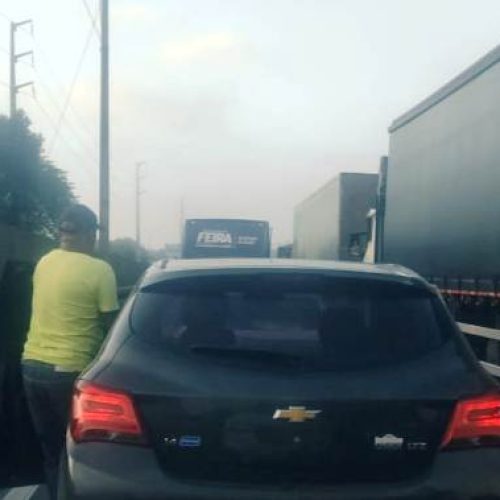 Manifestação bloqueia BR-324 em Amélia Rodrigues