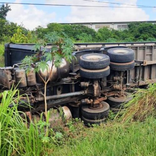Carreta tomba ao sair da pista na BR-324