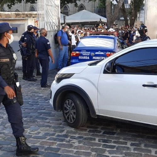 Manifestantes desocupam Paço Municipal em Feira