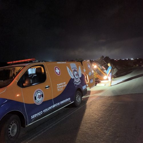 Caminhão capota na BR-324 próximo ao FriJacuípe em Riachão do Jacuípe