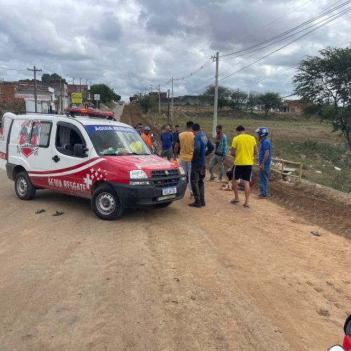 Casal fica gravemente ferido após motocicleta atingir máquina em obra na BA-409; trecho registrou uma morte um dia antes