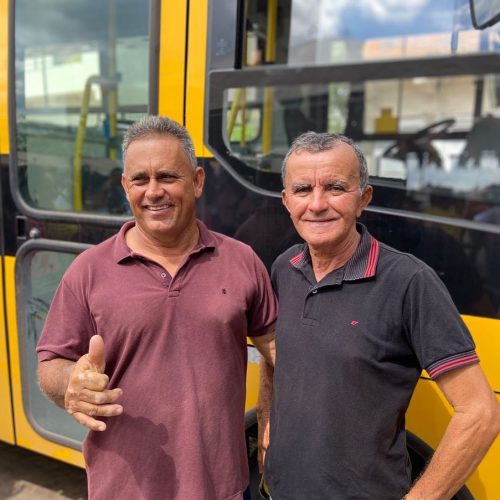 Pé de Serra: Prefeito Edgar Miranda entrega ônibus escolar a comunidade