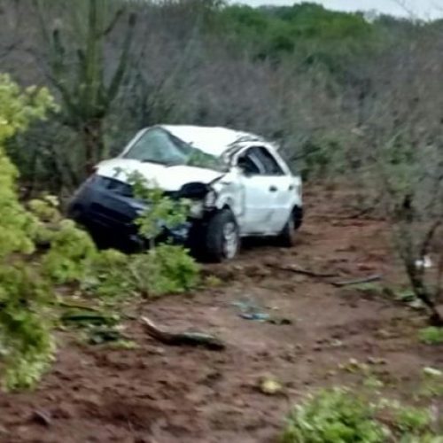 Veículo capota na BR-324 em Riachão do Jacuípe