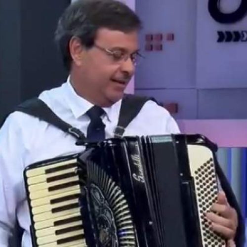 Ministro do Turismo toca Pink Floyd na sanfona em programa de TV