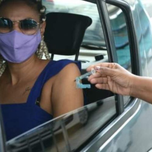 Vacinados que contraem Covid contaminam muito menos do que os não imunizados, diz estudo