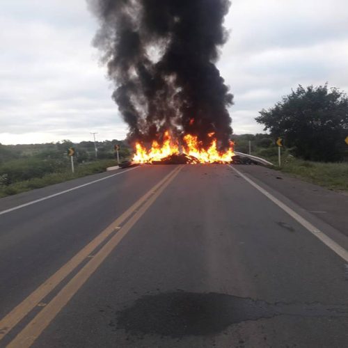 Protesto de caminhoneiros bloqueia trecho da BR-324 em R. do Jacuípe