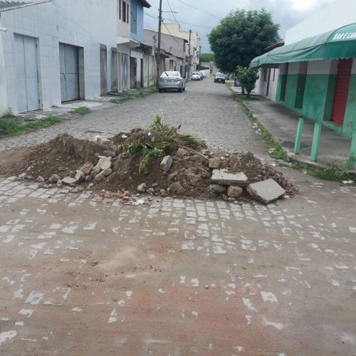 Riachão: Moradores da Rua Cosme de Farias reclamam de entulhos