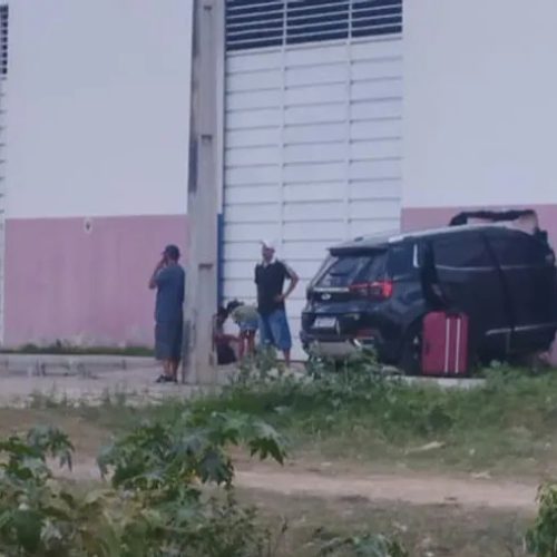 Motorista perde controle de veículo e atinge galpão na BR-116 em Serrinha