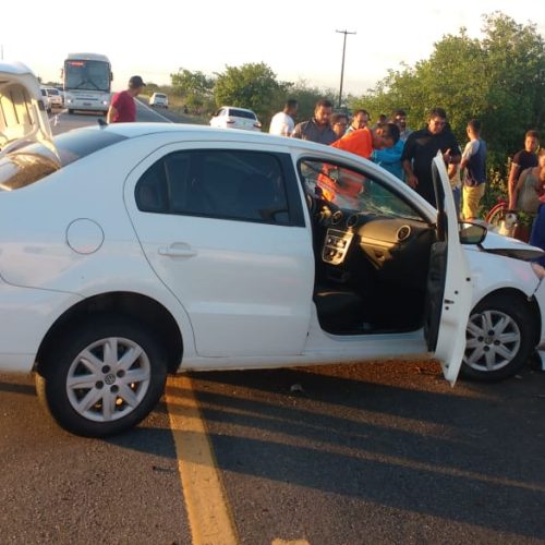 Colisão entre dois carros na BR-324 em Riachão deixa duas pessoa feridas