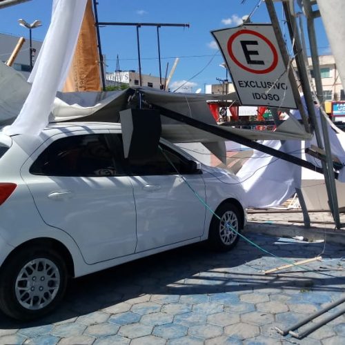 Ventos fortes arrancam cobertura e derrubam parte de estrutura de palco em R. do Jacuípe