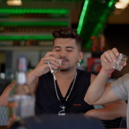 “Como é amigo? Cantor sertanejo promete agitar web com novo hit em parceria com digital influencer Super Odair