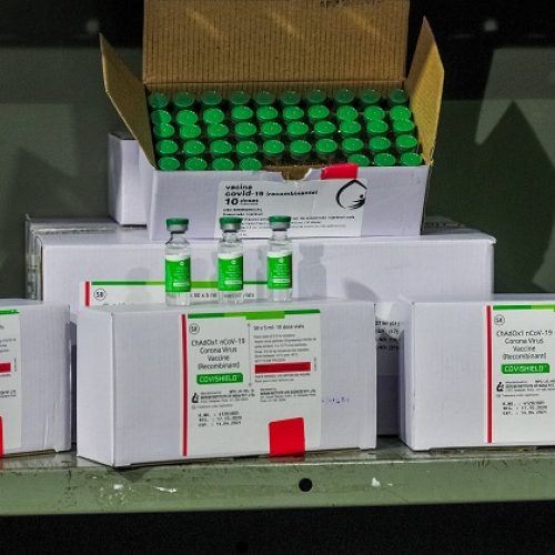 Fiocruz promete entregar 1,2 milhão de doses diárias em abril