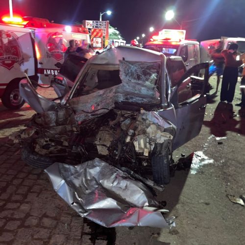Grave acidente entre carro e ônibus deixa motorista ferido na BA-409