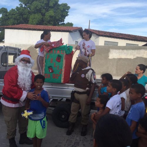 R. do Jacuípe: Polícia Militar realiza entrega de presentes do Natal Feliz da 90