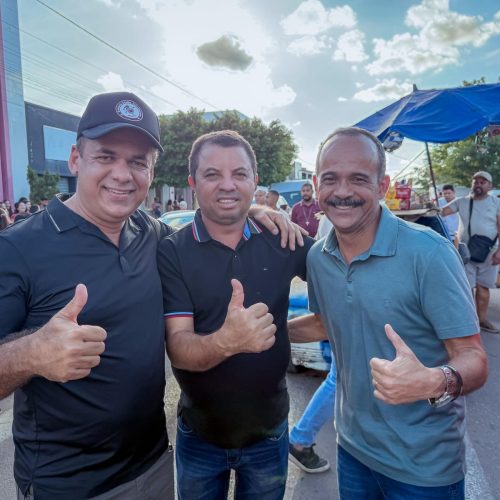 Elinaldo participa da tradicional Lavagem de São Roque em Riachão do Jacuípe ao lado do prefeito e lideranças políticas