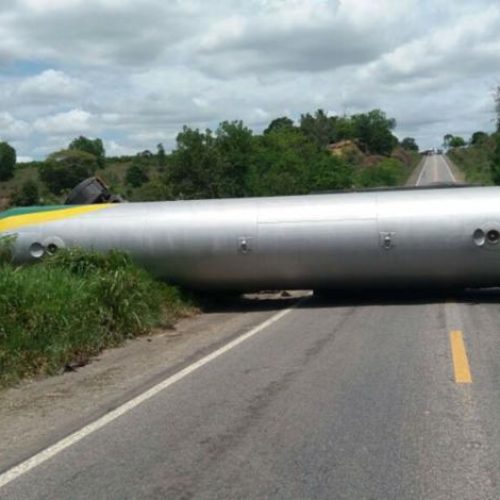 Caminhão tanque com material inflamável tomba na BR-101