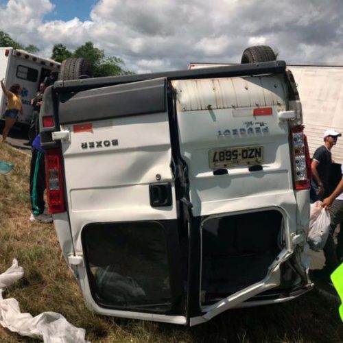 Van do Ifba capota na BR-324 e deixa um morto e sete feridos