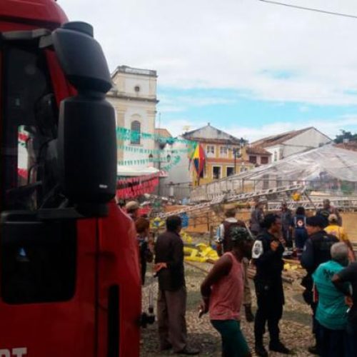 Estrutura de palco desaba e deixa quatro pessoas feridas no Terreiro de Jesus