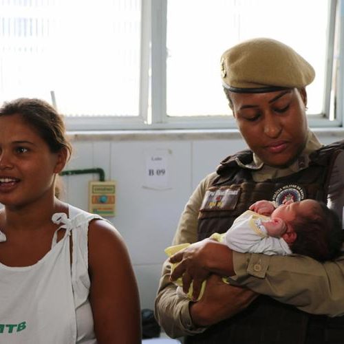 Bebê que nasceu na Ladeira da Praça tem dia de estrela em maternidade