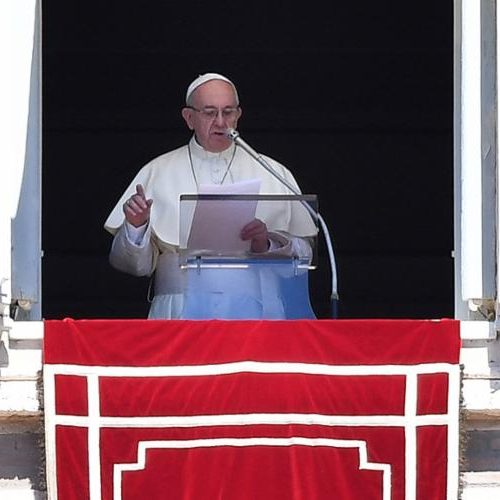 Papa questiona fé de cristãos que consultam horóscopos e cartomantes