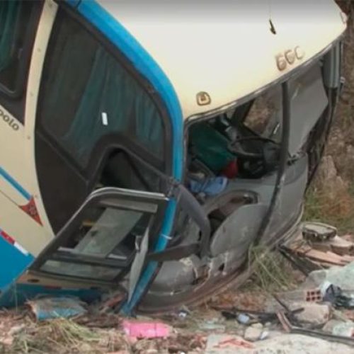 Ônibus cai de ribanceira na BA-265; 10 passageiros ficam feridos