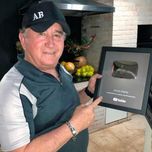 Avião com Amado Batista faz pouso de emergência em Vitória da Conquista