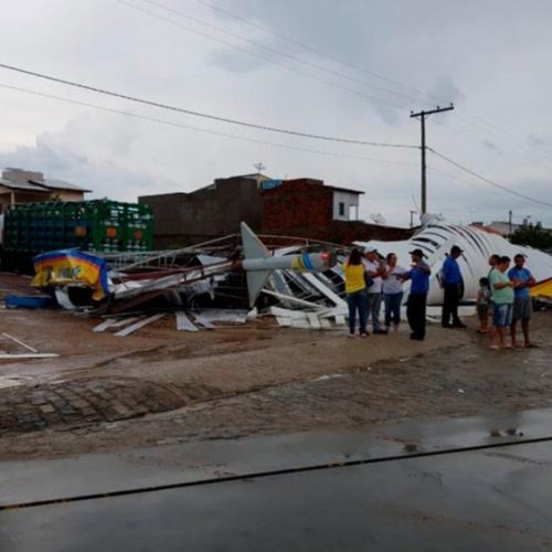 Forte ventania destrói estrutura de posto de combustíveis em Jequié
