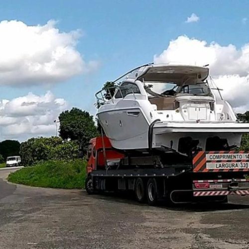 Motorista é flagrado ao transportar embarcação de luxo de forma irregular
