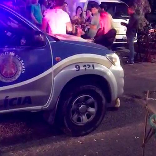 Mulher rebola e faz dança sensual em frente a viatura da PM na Pituba