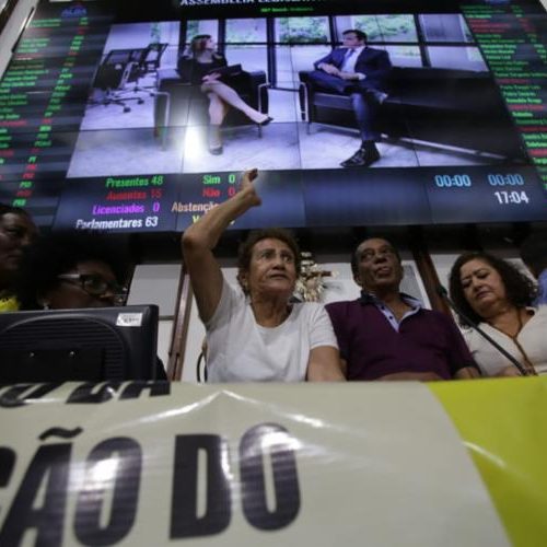 Servidores fazem protesto na Alba contra reforma administrativa