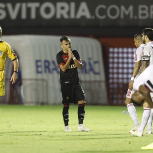 Vitória tropeça no São Paulo em casa e permanece no Z-4