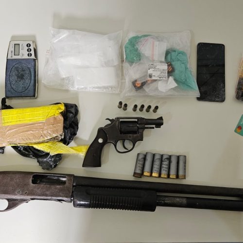Suspeitos de tráfico são detidos com armas e entorpecentes em Riachão do Jacuípe
