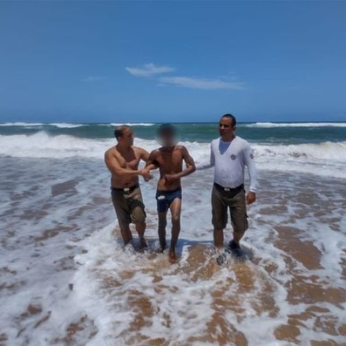 Suspeito de roubar fios de faculdade é preso dentro do mar na Praia de Patamares
