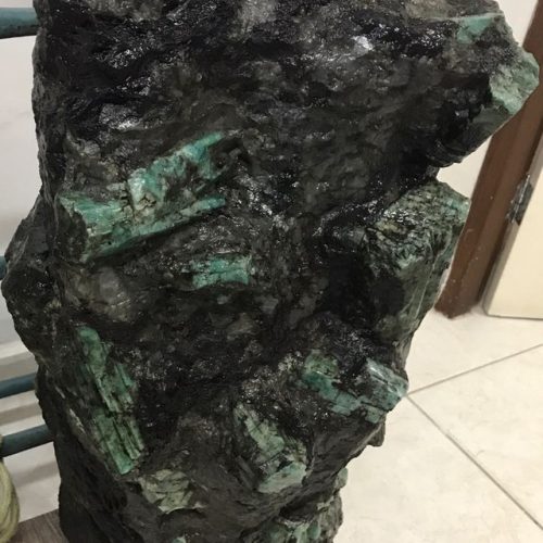 Esmeralda gigante encontrada na Bahia é comprada por dupla de empresários