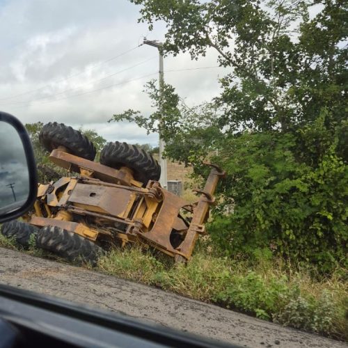 Máquina patrol tomba às margens da BR-324 próximo a Pé de Serra; operador sofre ferimentos leves