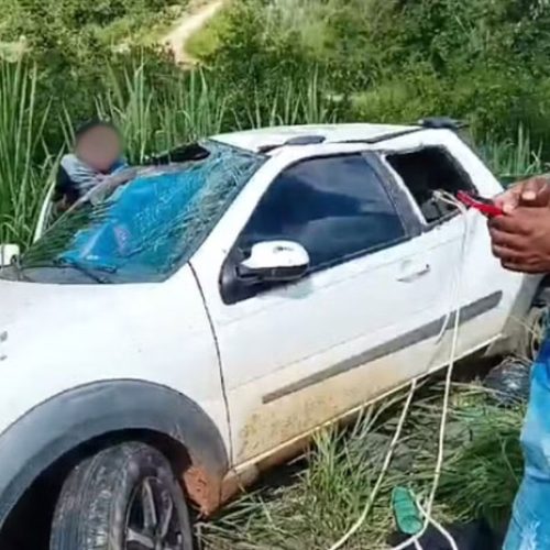 Agricultor dá carona a dois homens, sofre tentativa de assalto enquanto dirige e detém suspeito na BA
