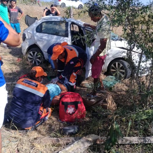 R. do Jacuípe: Veículo capota na BA-120 e deixa ocupantes gravemente feridos