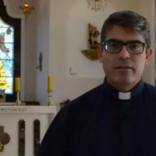 Padre pede para sair da Igreja Católica após descobrir que será pai